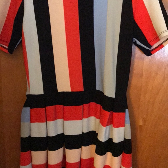 Medium Amelia Lularoe - Picture 2 of 2